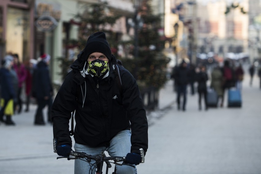 Maski antysmogowe nie chronią nas przed zanieczyszczeniami. Porażające wyniki kontroli UOKiK