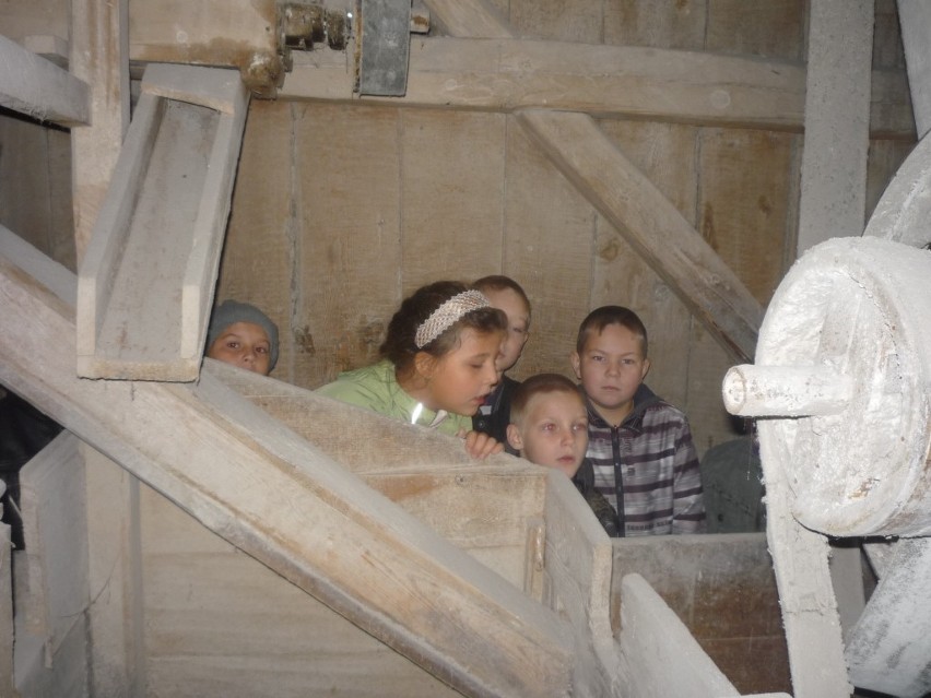 Uczniowie SP w Gomunicach odwiedzili młyn w Chrzanowicach