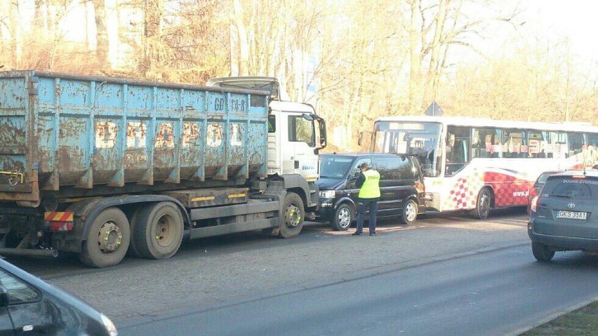 Wypadek w Kościerzynie. Kierowca ciężarówki staranował 4 pojazdy na ul. Wojska Polskiego [ZDJĘCIA]