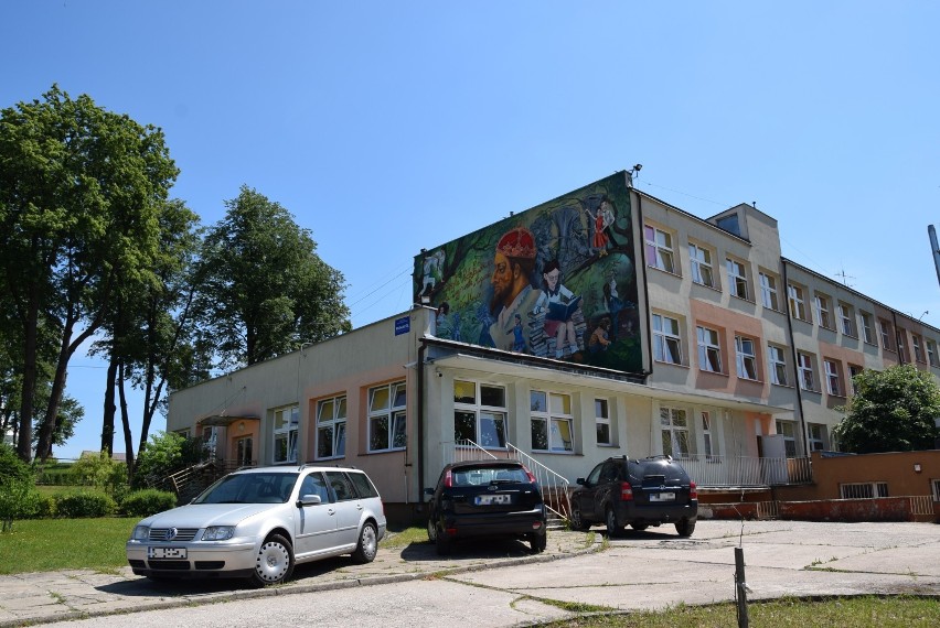 Nowy mural w Wasilkowie. Wizerunek Zygmunta Augusta ozdobił jedną z podstawówek (zdjęcia)