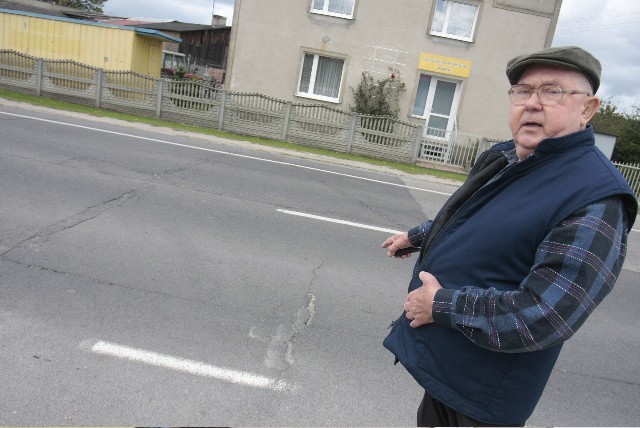 Jan Malinowski z Łęga na  drodze 22. Popękany asfalt ma przed swoim domem, którego ściany pękają