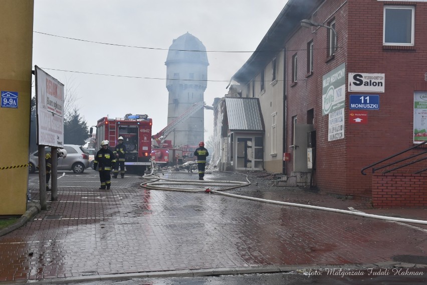 Pali się pasaż Hayduk w Żarach. Zawalił się dach budynku.Trwa dogaszanie pożaru. [ZDJĘCIA,WIDEO]