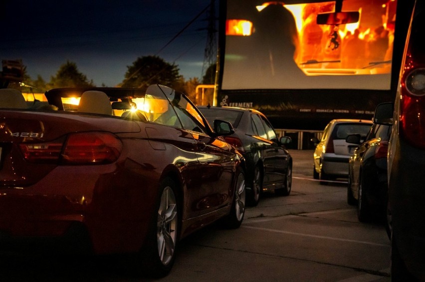 Wrocław. Rusza kino samochodowe na parkingu przy Magnolii (JAK DOSTAĆ DARMOWY BILET?)