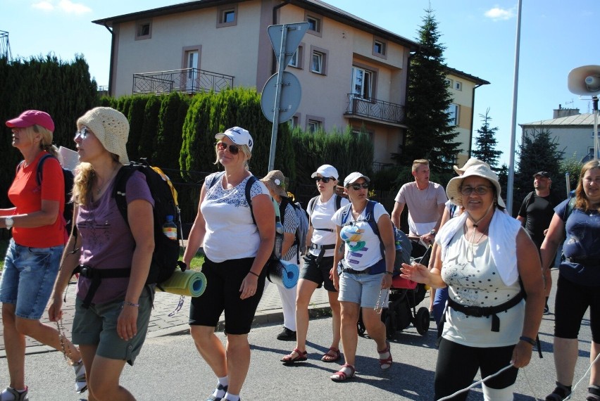 Trwa Lubelska Piesza Pielgrzymka na Jasną Górę. Pątnicy niestrudzenie pokonują kolejne kilometry [ZDJĘCIA]