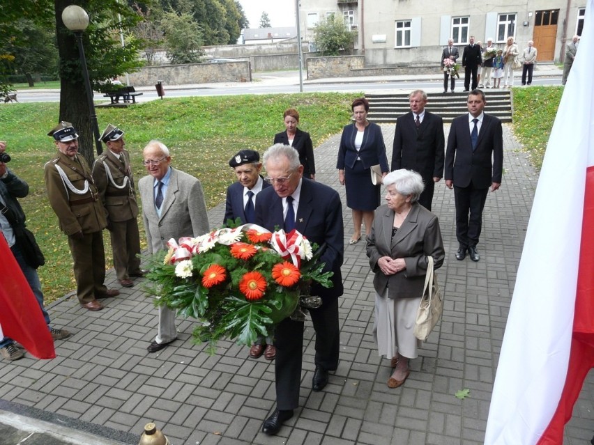 Kwiaty w rocznicę wybuchu II wojny światowej w Radomsku