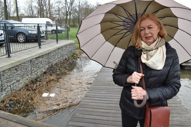 Radna Halina Wojnicz dopytywała się urzędników o przyszłość przystani kajakowej, która nie została dobrze zamontowana.