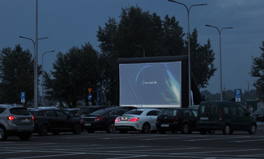 Debiut kina samochodowego w Tarnobrzegu. Już na początku deszcz zafundował organizatorom dreszczowiec. Zobacz djęcia