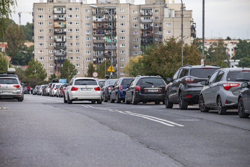 Kraków. Auta stoją w dużej kolejce po test na koronawirusa przy szpitalu Rydygiera [ZDJĘCIA]