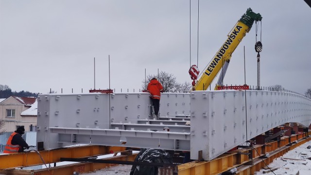 Trwa montaż kładki nad Pilicą w Sulejowie