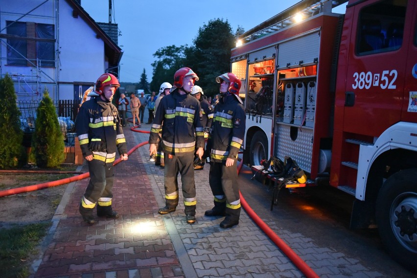 Pożar na osiedlu w Rydzynie, zapaliły się dwa garaże i elewacja domu