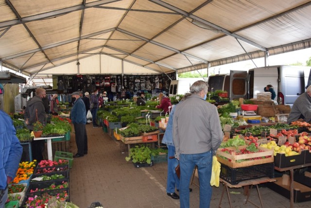 Na targowisku w Świebodzinie klienci kupują świeże warzywa i rozsady oraz kwiatki na balkon i do ogrodu