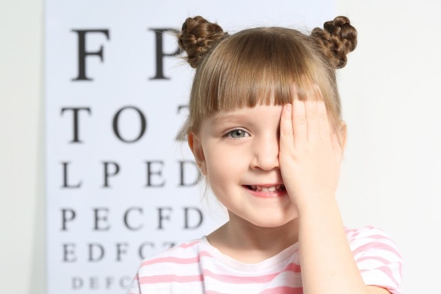 Wzrok dziecka trzeba regularnie badać, a w przypadku wady należy też odpowiednio często wymieniać okulary na takie, które zapewnią prawidłowe widzenie