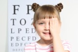 Krótkowzroczność to najczęstsza wada wzroku u dzieci. Nietrudno ją przegapić, a trzeba jak najszybciej leczyć – ostrzega ekspert