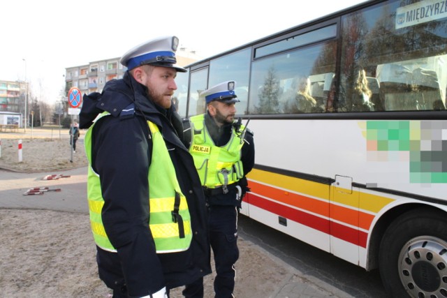 W trakcie działań policjanci skontrolowali 10 autobusów. W efekcie działań okazało się, że dzieci przewożone są bezpiecznie. Kompleksowe kontrole nie wykazały żadnych uchybień i nieprawidłowości.