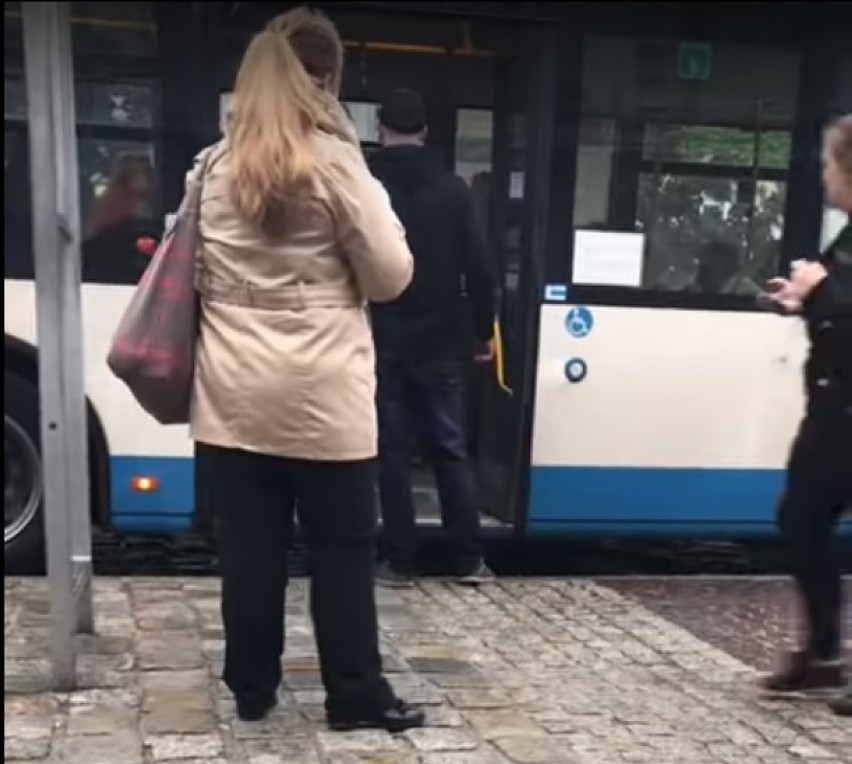 Dwie osoby biły się w autobusie na Placu Wolności w Rybniku