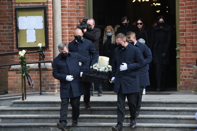 Dziś odbył się pogrzeb Mirosława Karkosika, znanego biznesmena, właściciela sieci sklepów "Jubiler Karkosik", wcześniej znanego z sieci "Eliza", którą przejął Jego brat Roman, jeden z najbogatszych Polaków. Mirosława Karkosika torunianie kojarzyli też ze sponsorowania toruńskiego żużla. Po przejęciu klubu przez Jego brata Romana, pełnił przez pewniej czas w Unibaksie funkcję szefa rady nadzorczej. Msza święta żałobna została odprawiona w Ciechocinku, po czym pogrzeb odbył się na cmentarzu pod tężniami. W uroczystościach uczestniczyła rodzina oraz przyjaciele. Przypomnijmy, że Mirosław Karkosik zmarł po długiej i ciężkiej chorobie. W momencie, gdy wydawało się, że sytuacja została opanowana, nastąpił gwałtowny nawrót. Urodził się w 1961 roku, 3 sierpnia skończyłby 59 lat. Miał żonę Elżbietę, osierocił dwoje dzieci - Dawida i Martę.