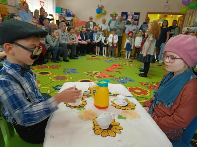 Dzieci z Przedszkola numer 3 w Jędrzejowie przygotowały piękne występy dla swoich dziadków z okazji ich święta: Dnia Babci i Dziadka. Zobacz więcej na kolejnych slajdach
