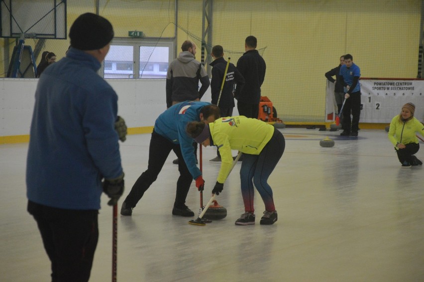 Curlerzy z całej Polski walczą na lodowisku PCS o puchar starosty bełchatowskiego [GALERIA]