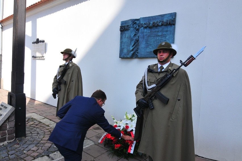 Kraków w hołdzie ofiarom „Operacji polskiej” NKWD. Nowy wojewoda Małopolski złożył wieniec [ZDJĘCIA]