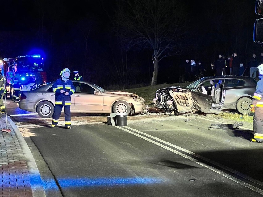 Przyszowa. Czołowe zderzenie mercedesa z bmw. Dwójka poszkodowanych 