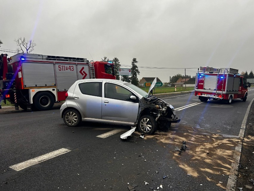 Wypadek dwóch samochodów osobowych na drodze wojewódzkiej 302 w okolicach skrzyżowania na Chrośnice