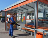 Zakład Usług Miejskich w Ostrowcu odkaża przystanki autobusowe, ławki i powierzchnie dotykowe [ZDJĘCIA, WIDEO] 
