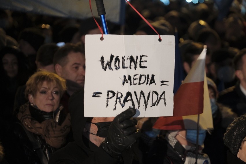 Przeciwko przyjęciu lex TVN protestował w Poznaniu tłum...