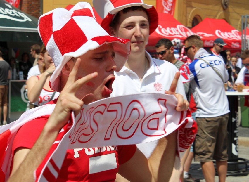 Kibice schodzą się do strefy kibica i już dopingują Polskę.