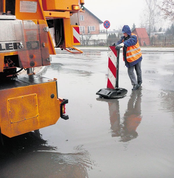 Pracownicy sieradzkich wodociągów zastosowali prowizoryczne rozwiązanie