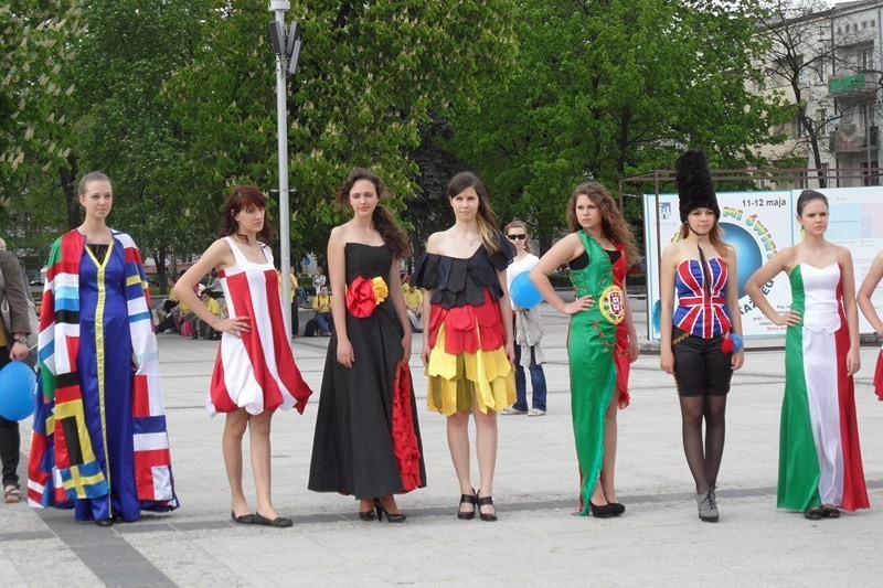 Z okazji urodzin UE na Placu Biegańkiego wystąpiły modelki z ZS im. Reymonta w Częstochowie