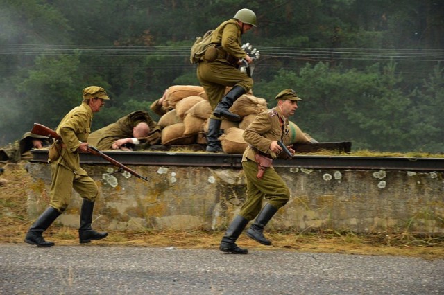 W sąsiedztwie stacji Wierzchucin odbył się kolejny piknik militarny z widowiskiem historycznym