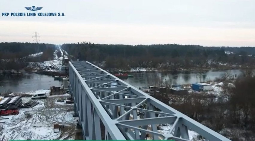 Trwa remont mostu kolejowego. Zobacz, jak nasuwano nowy most kolejowy nad Narwią. Wideo