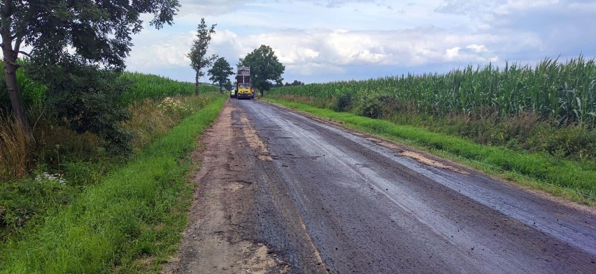 Kilometry nowego asfaltu na drogach powiatu wieluńskiego FOTO