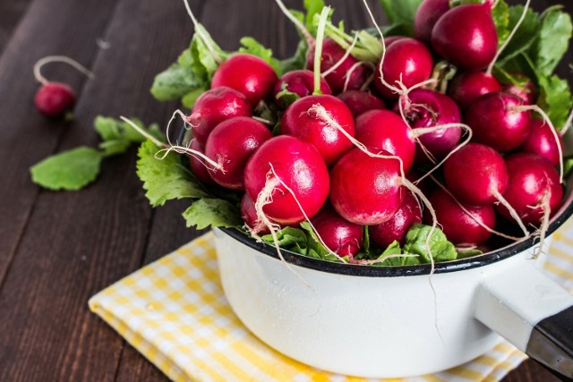 Liście rzodkiewki można przechowywać w szklance z wodą i wykorzystać do przygotowania pesto lub dodać do sałatki.