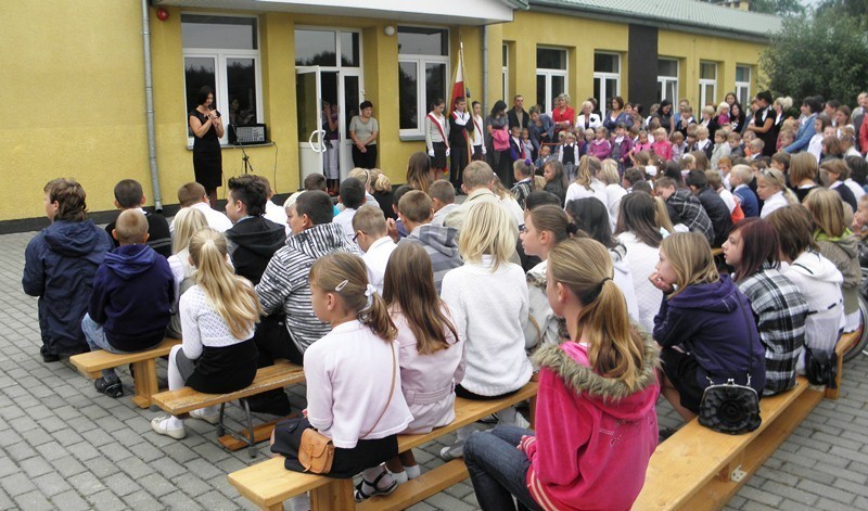 Uczniowie na uroczystości przed szkołą w Osieku.