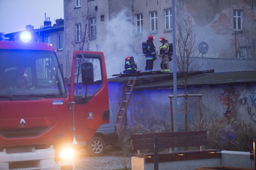 Pożar na ul. Długiej w Słupsku. Budynek gospodarczy palił się drugi raz w ciągu miesiąca