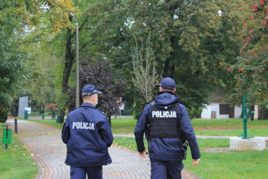 Policjanci kontrolują przestrzeganie obowiązku zasłaniania...