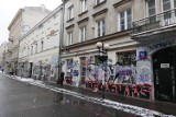 Ulica Chmielna w Warszawie. Co się stało z wizytówką stolicy? Dziś to mnóstwo aut, puste lokale i graffiti. Nie ma się czym chwalić