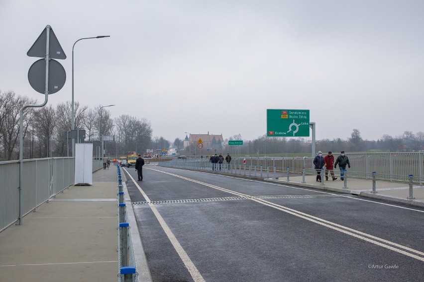 Borusowa-Nowy Korczyn. Otwarcie mostu na Wiśle pod lupą policji i sanepidu. Uroczystość zgromadziła ponad setkę osób. Złamano obostrzenia?  