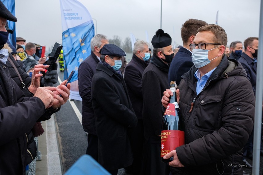 Borusowa-Nowy Korczyn. Otwarcie mostu na Wiśle pod lupą policji i sanepidu. Uroczystość zgromadziła ponad setkę osób. Złamano obostrzenia?  