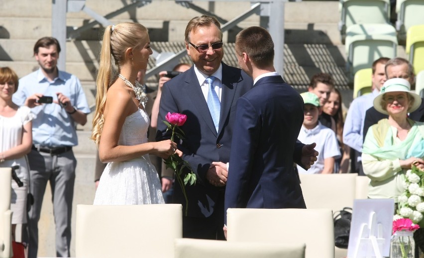 Ślub na PGE Arenie Gdańsk. Państwo młodzi złożyli dziś przysięgę na murawie stadionu [ZDJĘCIA]