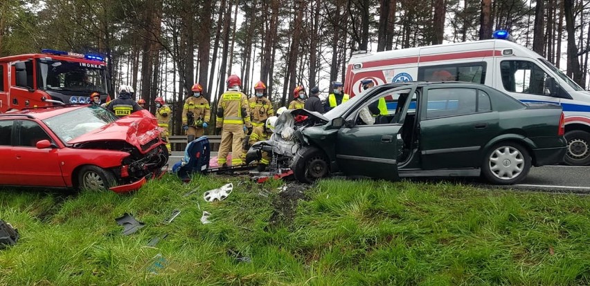 Czołowe zderzenie na DK46 między Lisowem a Herbami. Dziecko jechało w jednym z pojazdów