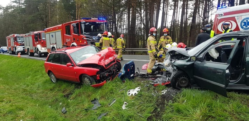 Czołowe zderzenie na DK46 między Lisowem a Herbami. Dziecko jechało w jednym z pojazdów