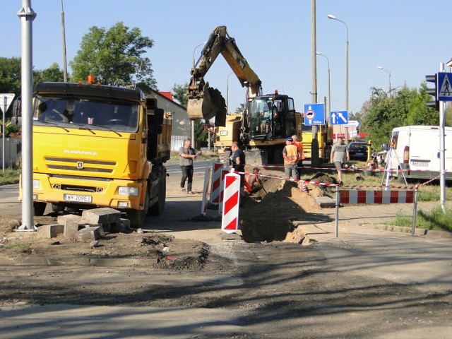 Prace na ulicy Słowackiego, obok wiaduktu, spowodowały zmianę w organizacji ruchu, kierowcy muszą omijać też część Glinic - są wytyczone objazdy.