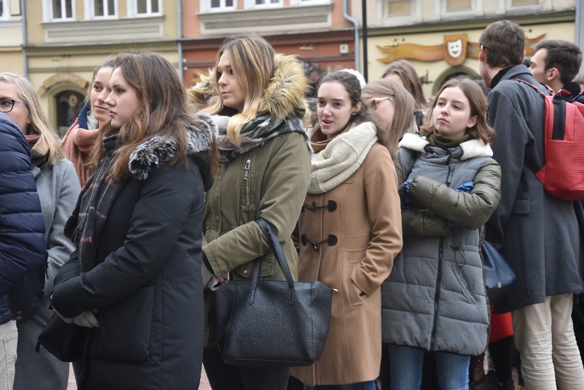 W czwartek blisko pół tysiąca maturzystów zatańczyło...