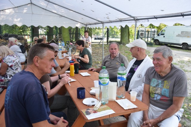 Piknik dla seniorów w Kaliszu. Biesiada przy muzyce i spływ Prosną