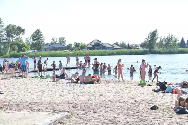 Z plaży nad Jeziorem Tarpno, która nie została jeszcze oddana do użytku, w weekend korzystały setki plażowiczów