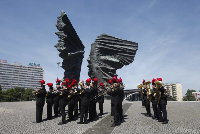 Pomnik  Powstańców Śląskich, czyli Skrzydła 

Jeden z najbardziej rozpoznawalnych – obok Spodka – symboli Katowic, odsłonięto 1 września 1967 roku. Monument stworzyli architekt Wojciech Zabłocki i rzeźbiarz Gustaw Zemła. Elementy ważącego 61 ton pomnika odlano z brązu w Gliwickich Zakładach Urządzeń Technicznych. Skrzydła pomnika są trzy, każde symbolizuje kolejne powstania śląskie. 

Monument nie posiada klasycznego cokołu, ustawiono go na sztucznym kamiennym wzgórzu, na którym od strony ronda umieszczono nazwy miejscowości, w których toczyły się powstańcze bitwy. Natomiast na murze bocznym od strony hotelu Katowice widniał napis „Warszawa Powstańcom Śląskim”, bo to właśnie warszawiacy ufundowali pomnik. Napisy zostały skradzione przed laty w trakcie budowy Drogowej Trasy Średnicowej w Katowicach, dopiero w 2016 r. odtworzone napisy wróciły na swoje miejsce. 

Wśród nazw na pomniku można znaleźć m.in. „Siemianowice”, „Bogucice”, "Mysłowice", "Halemba", "Góra Św. Anny", "Paprocany".