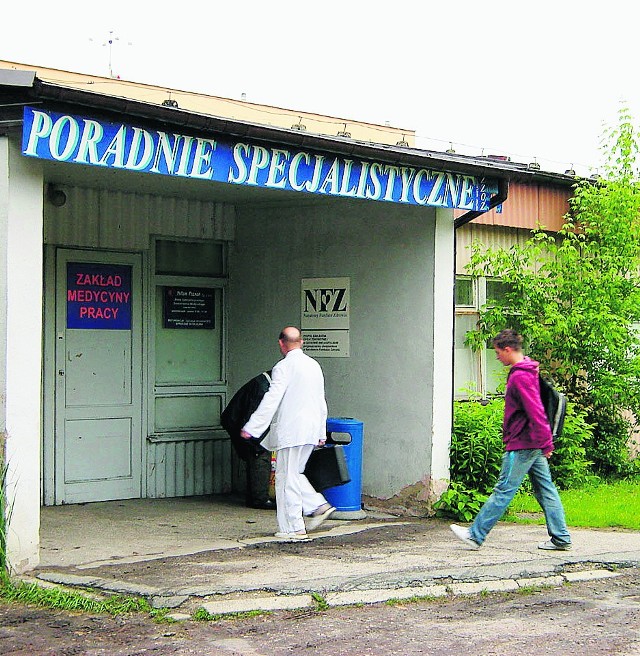 Poradnie specjalistyczne znajdują się w starym, rozsypującym się baraku.