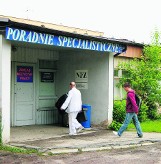 Ostrów - Poradnie lekarskie w baraku. Nie ma pieniędzy na dokończenie budowy nowej przychodni